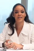 Рианна (Rihanna) Home Press Conference, Mandarin Oriental Hotel, New York City, 3.14.2015 (53xHQ) (4xHQ) 4adca3398648120