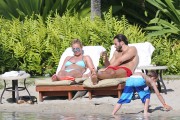 Бритни Спирс (Britney Spears) Wearing a Bikini in Hawaii, 26.03.15 (93xHQ) 095383400432844