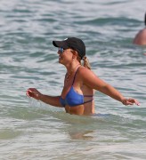 Бритни Спирс (Britney Spears) Wearing a Bikini in Hawaii, 26.03.15 (93xHQ) 2625e8400432602