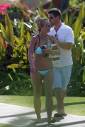 Бритни Спирс (Britney Spears) Wearing a Bikini in Hawaii, 26.03.15 (93xHQ) 282589400432722