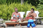 Бритни Спирс (Britney Spears) Wearing a Bikini in Hawaii, 26.03.15 (93xHQ) 79fe1e400432775