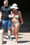 Бритни Спирс (Britney Spears) Wearing a Bikini in Hawaii, 26.03.15 (93xHQ) 9984f1400432625