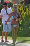 Бритни Спирс (Britney Spears) Wearing a Bikini in Hawaii, 26.03.15 (93xHQ) Ed66b6400432683