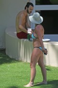Бритни Спирс (Britney Spears) Wearing a Bikini in Hawaii, 26.03.15 (93xHQ) F9e15a400432651