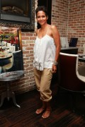 Холли Берри (Halle Berry) Dinner at Devito's South Beach (4xHQ) 04b198519924385