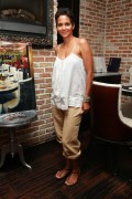 Холли Берри (Halle Berry) Dinner at Devito's South Beach (4xHQ) B63044519924397